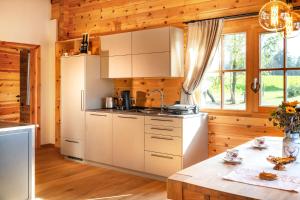 Kuchyňa alebo kuchynka v ubytovaní Chalet-Wasserblick
