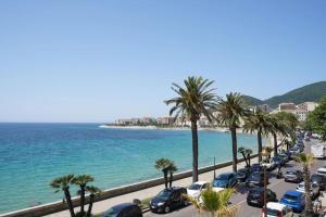 un parcheggio con auto parcheggiate vicino all'oceano di F3 hyper centre vieille ville coeur historique d'Ajaccio ad Ajaccio