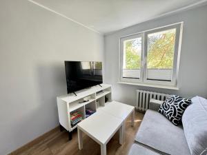 TV a/nebo společenská místnost v ubytování Redłowska Przystań - Plaża, Las, Miasto, Fiesta Apartments
