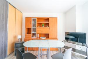 a dining room with a white table and chairs at Résidence Gabrielle - Proche de Paris in Bondy