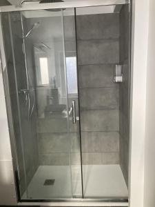 una doccia con una porta in vetro in un bagno di F3 hyper centre vieille ville coeur historique d'Ajaccio ad Ajaccio Altre 27 foto