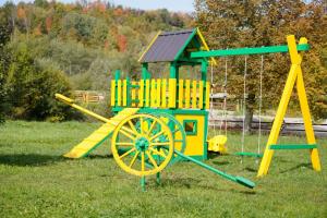 Ein Kinderspielbereich in der Unterkunft Restora Točak Mokro Rooms