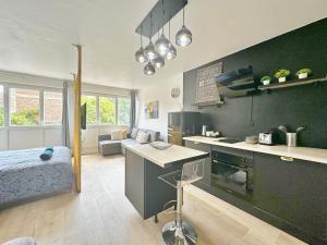 a room with a kitchen and a living room at Appartement élégant et cosy - 4Pers in Juvisy-sur-Orge
