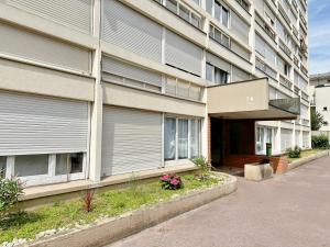 an apartment building with roller blinds on the side of it at Appartement élégant et cosy - 4Pers in Juvisy-sur-Orge