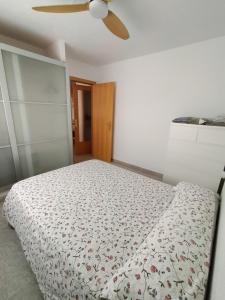 een slaapkamer met een bed en een plafondventilator bij Miami Platja cerca del mar in Miami Platja +13 foto's