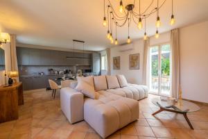 a living room with a couch and a kitchen at Résidence Casaviva in Calvi
