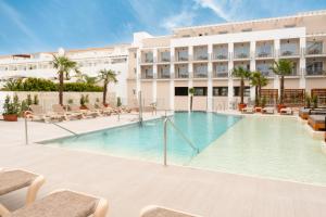 Bazén v ubytování Event Tarifa by QHotels - Adults Recommended nebo v jeho okolí