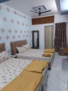 Postel nebo postele na pokoji v ubytování Atithi home stay