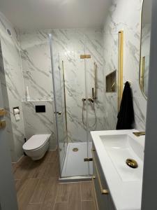 Ένα μπάνιο στο Apartament Sun