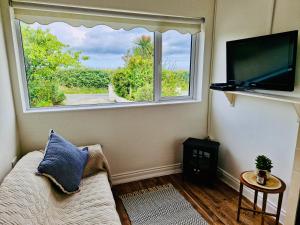TV a/nebo společenská místnost v ubytování Enniscrone Apartment