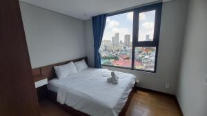 Postel nebo postele na pokoji v ubytování Vinh Hoi Apartments - Luxury Apartment Furnished Suites