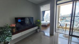 TV a/nebo společenská místnost v ubytování Vinh Hoi Apartments - Luxury Apartment Furnished Suites