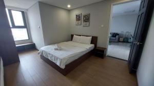 Postel nebo postele na pokoji v ubytování Vinh Hoi Apartments - Luxury Apartment Furnished Suites