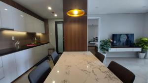 TV a/nebo společenská místnost v ubytování Vinh Hoi Apartments - Luxury Apartment Furnished Suites