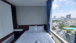 Postel nebo postele na pokoji v ubytování Vinh Hoi Apartments - Luxury Apartment Furnished Suites