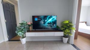 TV a/nebo společenská místnost v ubytování Vinh Hoi Apartments - Luxury Apartment Furnished Suites