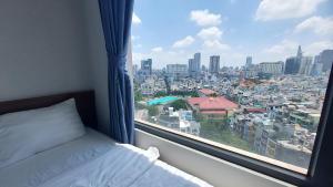 Postel nebo postele na pokoji v ubytování Vinh Hoi Apartments - Luxury Apartment Furnished Suites