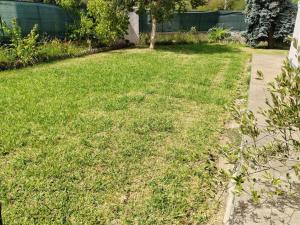 a yard with green grass and a sidewalk at Emplacement jardin pour tente Bayonne in Bayonne