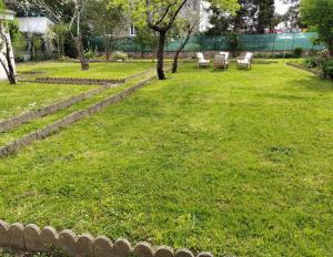 a group of chairs sitting in a park at Emplacement jardin pour tente Bayonne in Bayonne