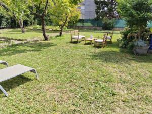 a group of benches sitting in the grass at Emplacement jardin pour tente Bayonne in Bayonne