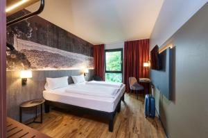 Postel nebo postele na pokoji v ubytování Ibis Styles Singen