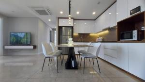 Kuchyň nebo kuchyňský kout v ubytování Vinh Hoi Apartments - Luxury Apartment Furnished Suites