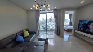 TV a/nebo společenská místnost v ubytování Vinh Hoi Apartments - Luxury Apartment Furnished Suites