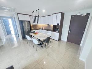 Kuchyň nebo kuchyňský kout v ubytování Vinh Hoi Apartments - Luxury Apartment Furnished Suites