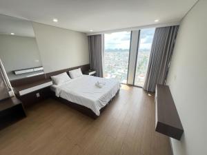 Postel nebo postele na pokoji v ubytování Vinh Hoi Apartments - Luxury Apartment Furnished Suites