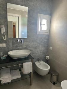 Koupelna v ubytování Hotel President