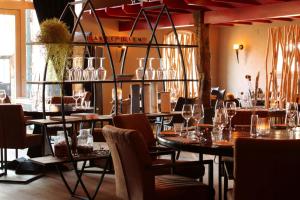 a restaurant with many tables and chairs and glasses at Havezathe Carpe Diem in Vethuizen