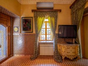 TV a/nebo společenská místnost v ubytování Clé De Sol Riad & SPA