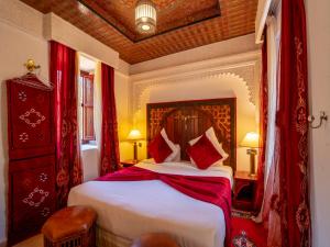 Postel nebo postele na pokoji v ubytování Clé De Sol Riad & SPA