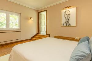a bedroom with a bed and a window at Casa da Ribeira in Colares +34 photos