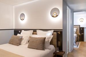 Hôtel Les Roches Blanches Cassis客房内的一张或多张床位