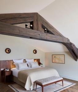 Hôtel Les Roches Blanches Cassis客房内的一张或多张床位