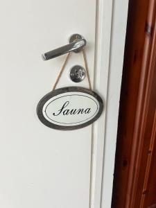 een bordje op een deur met de tekst Jamaica erop bij Kaksio paritalossa in Mikkeli