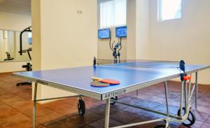 Stolní tenis v ubytování Apart Hotel Golden Line nebo okolí