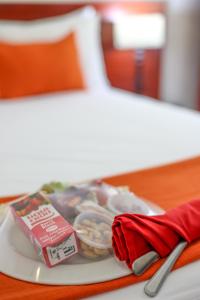 Postel nebo postele na pokoji v ubytování Cresta Botsalo Hotel