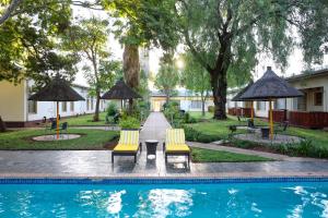 Bazén v ubytování Cresta Botsalo Hotel nebo v jeho okolí