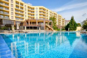 Bazén v ubytování Apart Hotel Golden Line nebo v jeho okolí