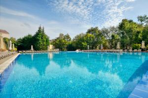 Bazén v ubytování Apart Hotel Golden Line nebo v jeho okolí
