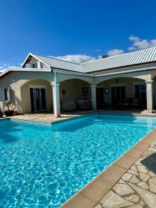 VILLA POINTE DES CHATEAUX VUE IMPRENABLE内部或周边的泳池