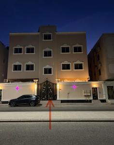 a car parked in front of a building at night at مسكن الفخامة in Taif