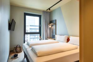 ジンゲンにあるIbis Budget Singenのベッドが2つと窓があるホテルの部屋