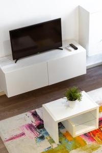 Televízia a/alebo spoločenská miestnosť v ubytovaní Modern Stylish Loft next to New York Palace