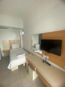 Televisyen dan/atau pusat hiburan di Simsek Hotel