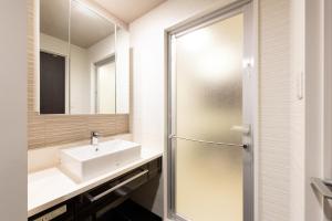 東京にあるUrvest Hotel Kamataのバスルーム(シンク、シャワー付) +37枚の写真