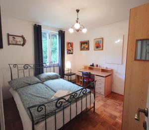 Postel nebo postele na pokoji v ubytování Art house Tufi