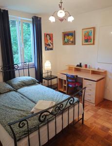 Postel nebo postele na pokoji v ubytování Art house Tufi